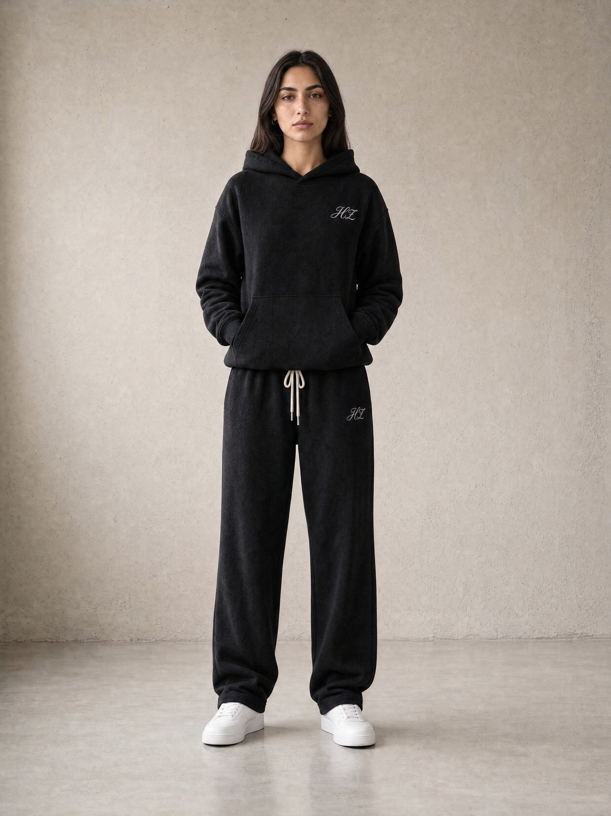Hajde Zemer HZ Essential Eagle Set in black, front view on female model