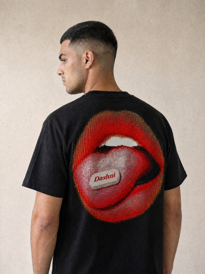 Man wearing the Hajde Zemer black Dashni tee, back view showing the red lips print