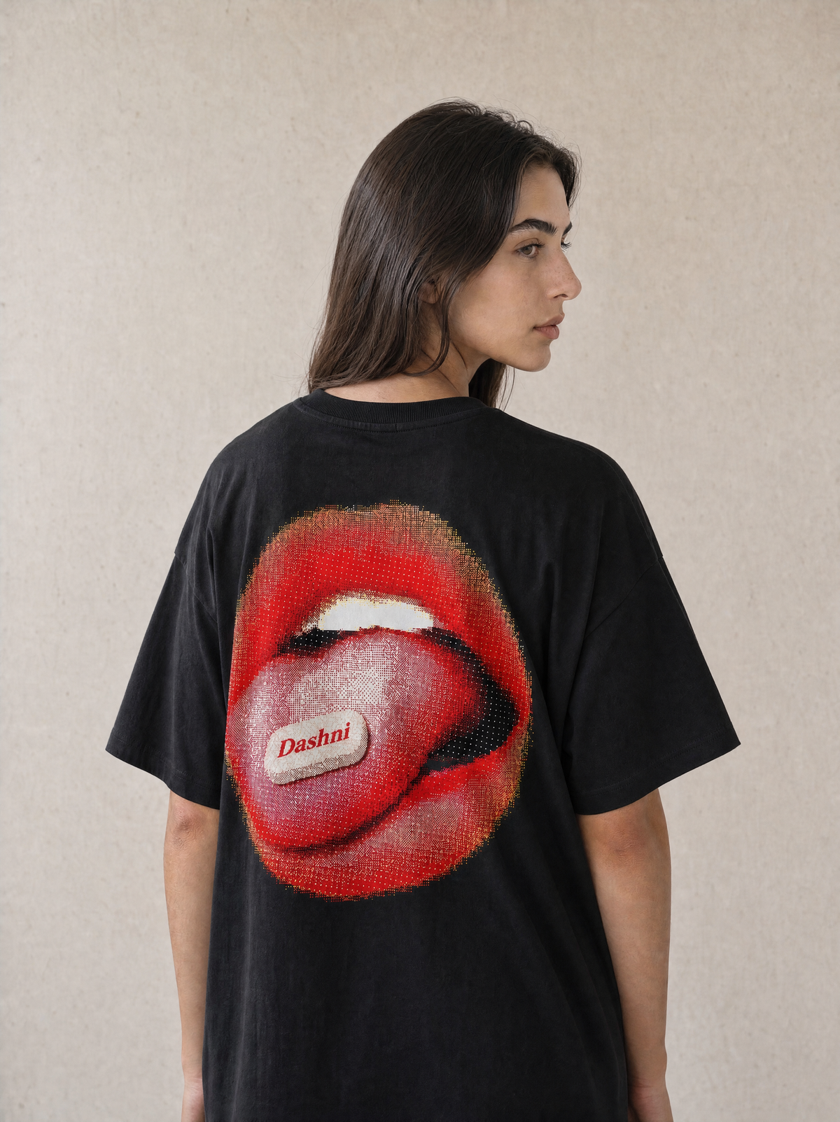 Woman wearing the Hajde Zemer black Dashni tee, back view showing the red lips print